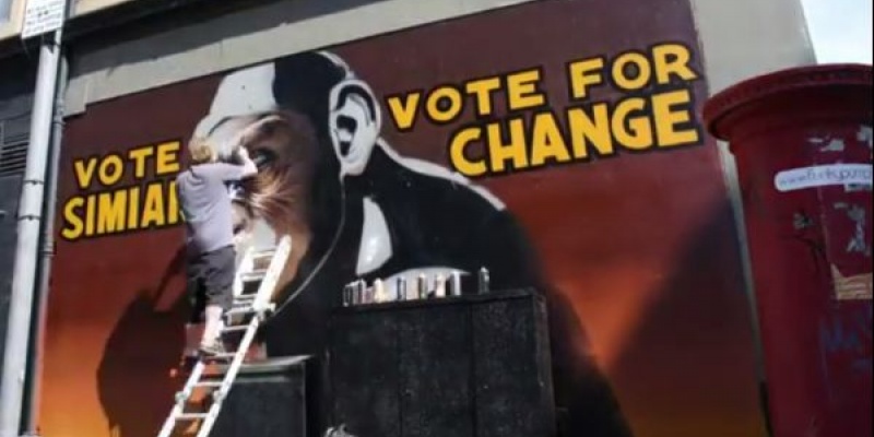 Graffiti-uri care indeamna la revolutie pentru promovarea "The Rise of the Planet of the Apes”