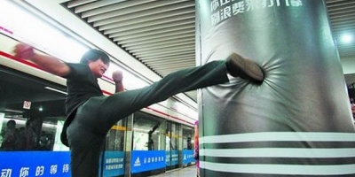La metrou in Shanghai, o executie neconventionala care cere pumni si picioare