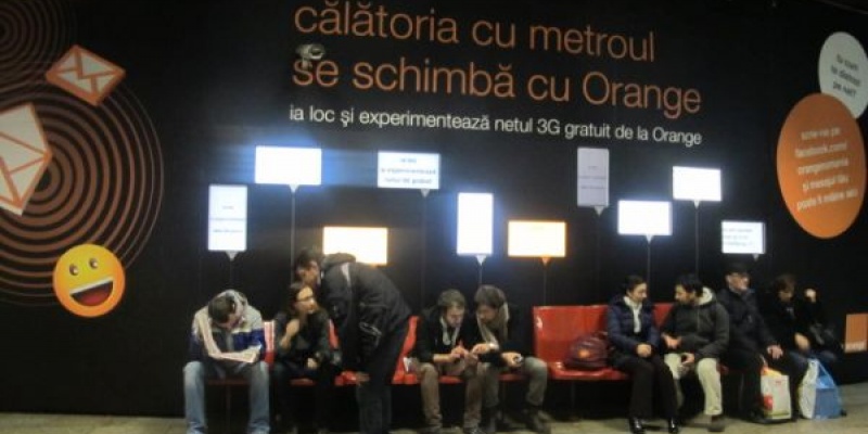 Ad-ul creat de Publicis pentru Orange anunta lansarea ofertei internet gratuit la metrou, prin 3G, cu 21.6 Mbps, pana la sfarsitul anului