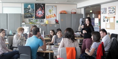 Dincolo de sticla birourilor Orange: "Nu suntem cum ar crede lumea - tot timpul la costum si cravata"