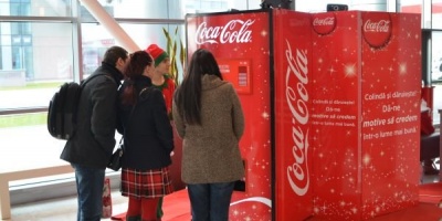 Automatul Coca-Cola transforma colindele in donatii