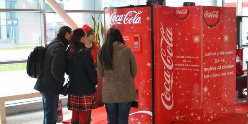 Automatul Coca-Cola transforma colindele in donatii