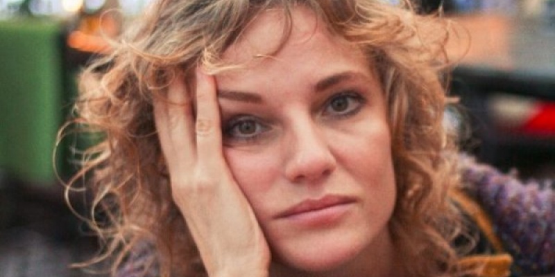 Cum isi promoveaza Lia Bugnar piesele de teatru prin status-uri creative pe Facebook