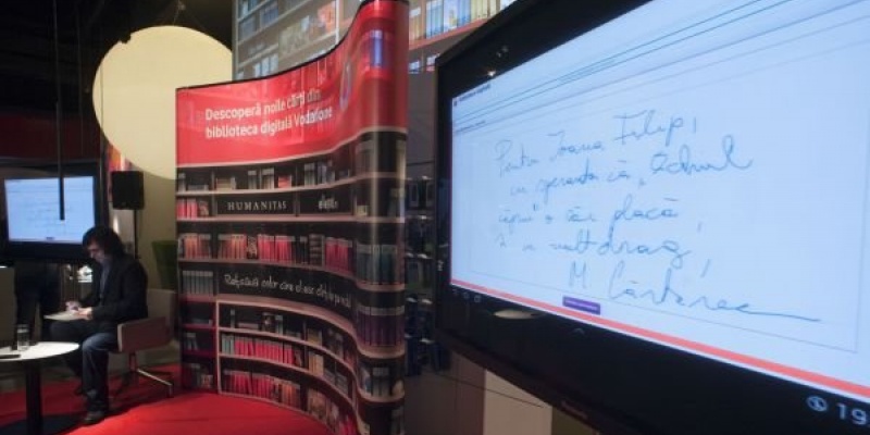 Biblioteca Digitala Vodafone s-a relansat printr-un eveniment la care Mircea Cartarescu a acordat autografe digitale