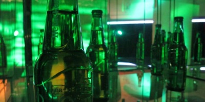 DJ mixing, partide de fotbal si piese de teatru la petrecerea aniversara Heineken 140 de ani