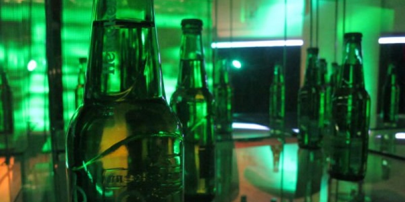 DJ mixing, partide de fotbal si piese de teatru la petrecerea aniversara Heineken 140 de ani