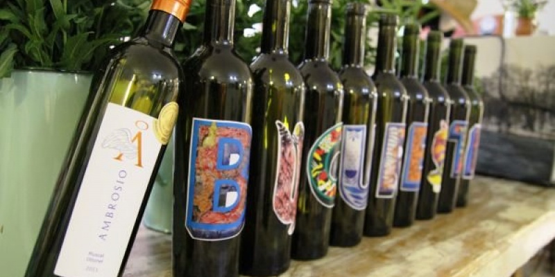 Ambrosio by Vincon a adus pictura pe sticle de vin si percutia la pahare in cadrul Romanian Design Week