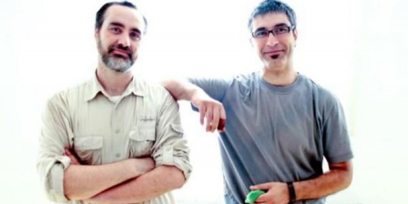 Doi frati talentati: FurgaMurga, poveste scrisa pe obiecte din piele