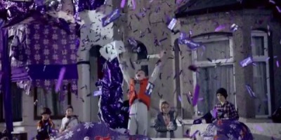 Cadbury inveleste un oras in hartie de cadouri