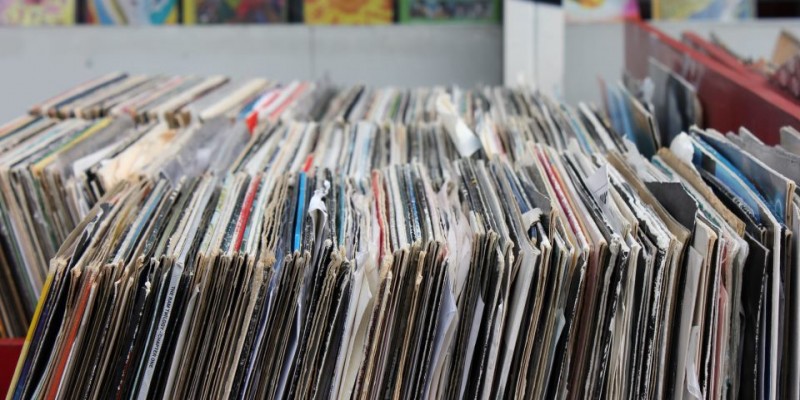 Misbits: Magazinul unui DJ satul sa comande muzica de pe internet