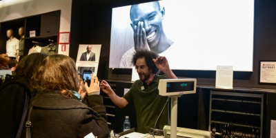 Andi Moisescu, Vlad Craioveanu, Bogdan Stelea si Virgil Stanescu, consultanti personali pentru clientii H&M din magazinul Unirea