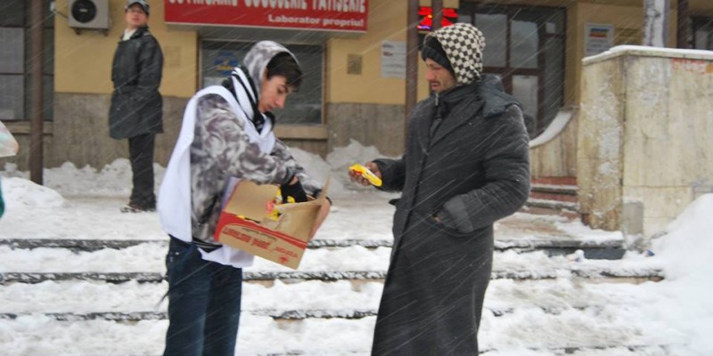 Mega Image si Nicolai Tand impart mancare oamenilor fara adapost din Bucuresti