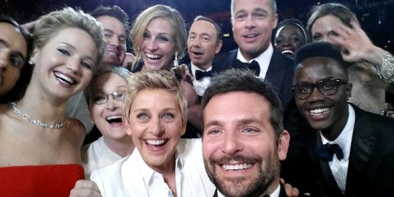 Un selfie cu 2,5 milioane de retweet-uri sau cum a sponsorizat Samsung Oscarurile
