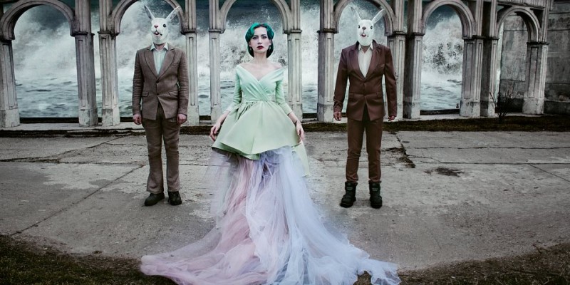 Down the rabbit hole cu Dekadens