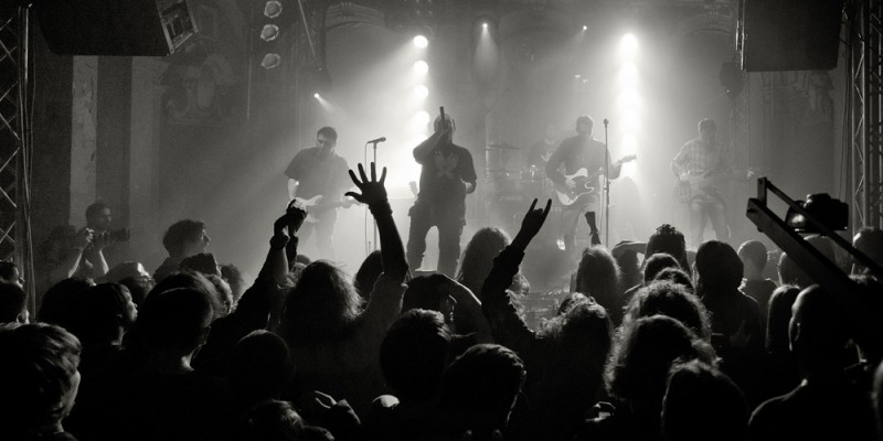 O poveste cu mesaj social, rockereala si-o Luna Amara