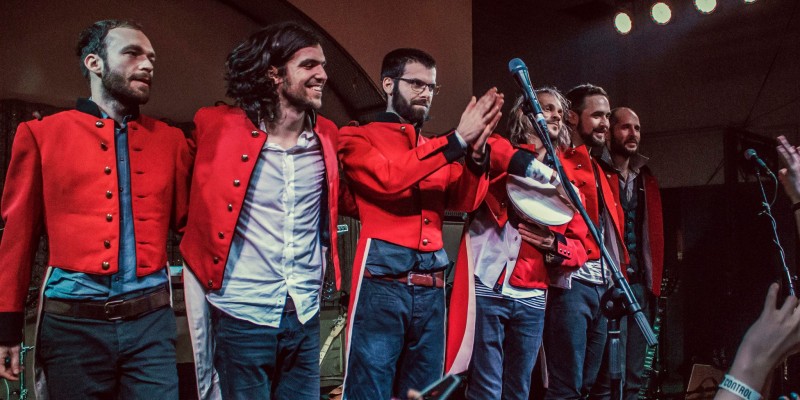 Un pic de pop melodramatic romanesc, cu Robin and the Backstabbers