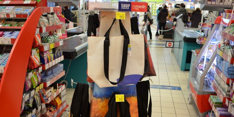 Carrefour introduce in hipermarketurile din Bucuresti sacose Remesh din material publicitar reciclat, prin campania „Shop cu dublu scop”