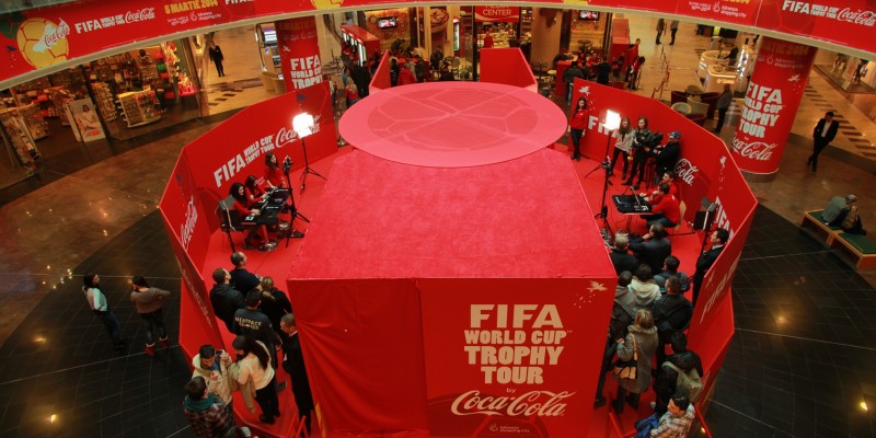 Trofeul Cupei Mondiale™ FIFA, expus de Coca-Cola la Bucuresti