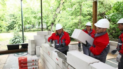 Holcim Romania sustine certificarea profesionala a meseriasilor zidari