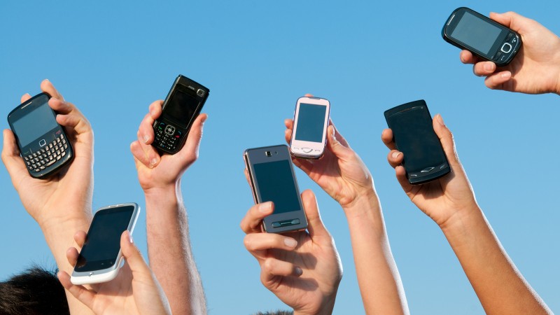 Tinerii romani versus restul lumii: o insula de conectati