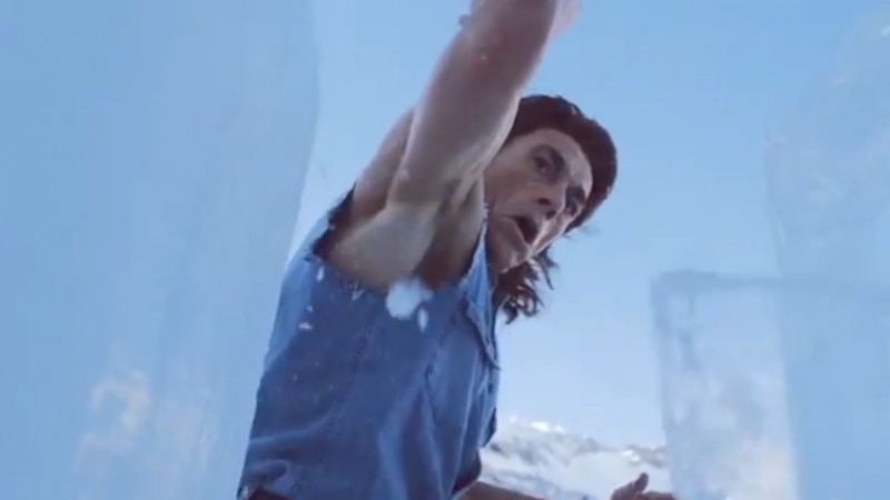 Van Damme sculpteaza un bar din gheata in muntii romanesti