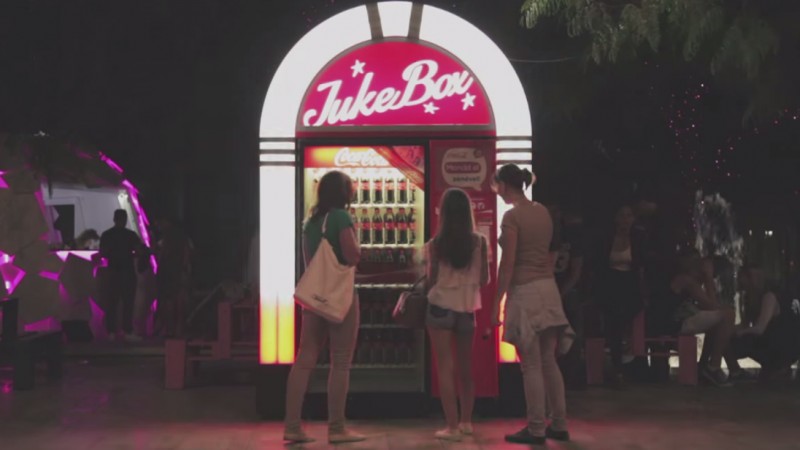 Automate Coca-Cola tunate cu sisteme JukeBox
