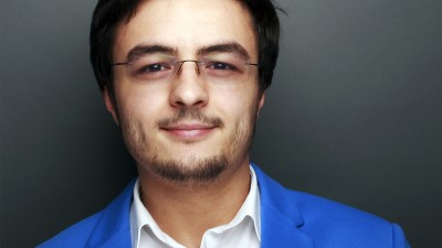 [Tinerii din agentii - SENIORHYPER] Andrei Constantinescu: Am intarziat la o intalnire cu clientul pentru ca nu mi se uscase parul si trebuia sa fiu prezentabil