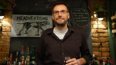 Serban Alexandrescu si Romaniile lui. Una e ca "o sticla in care candva a fost Frutti Fresh, dar acum e o tuica puturoasa care te face sa mai uiti de foame"