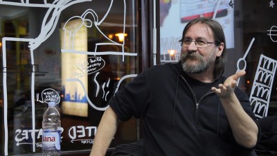Dan Perjovschi: Sint ca pictorii trimisi pe front. Numai ca eu stau in fata terminalului de computer si intervin in timp real. Ce vrei? E secolul 21!