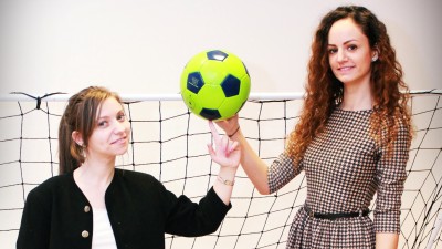 Doua studente au adus fotbalul in sala de conferinte