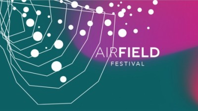 Un hangar de aviatie se transforma in scena la Airfield Festival