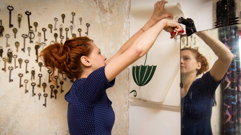 Ana Banica pune Cai verzi pe pereti intr-un atelier din Popa Tatu