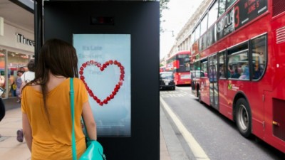 Un pas mic, dar istoric pentru publicitate: billboardurile care citesc emotiile trecatorilor