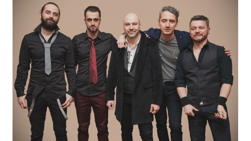 Robert Anghelescu (Bere Gratis): Prin terti sau prin relatiile fiecaruia, mergeam la redactiile muzicale ale ziarelor, la TV sau radio si vorbeam despre noi. "Suntem Bere Gratis si avem doua cantece inregistrate"