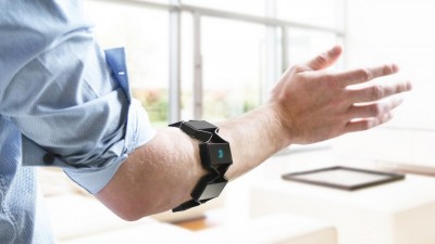 Robotul dansator si bratara care controleaza de la distanta PC-ul, prezentate in premiera publicului din Romania, la IMWorld