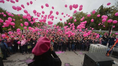 Trupele roz s-au inrolat in marsul impotriva cancerului la san