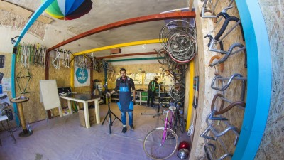 La BitaColor, bicicletele se coloreaza cu rabdare de chinez batran