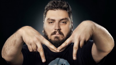 Micutzu: Internetul le-a intarit romanilor senzatia - deja prezenta in ei - ca se pricep la orice si ca e normal sa te injure daca nu sunt de acord cu tine