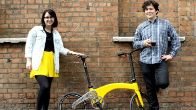 Doi tineri romani din Londra au conceput cea mai usoara bicicleta pliabila de pe piata
