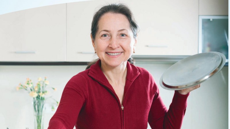 Vegeta aduce pe mesele studentilor pachetele cu mancarea de la mama