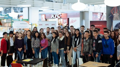 KFC, Pizza Hut si Pizza Hut Delivery au strans suma record de 80.000 de euro pentru programul World Vision „Vreau in clasa a noua”