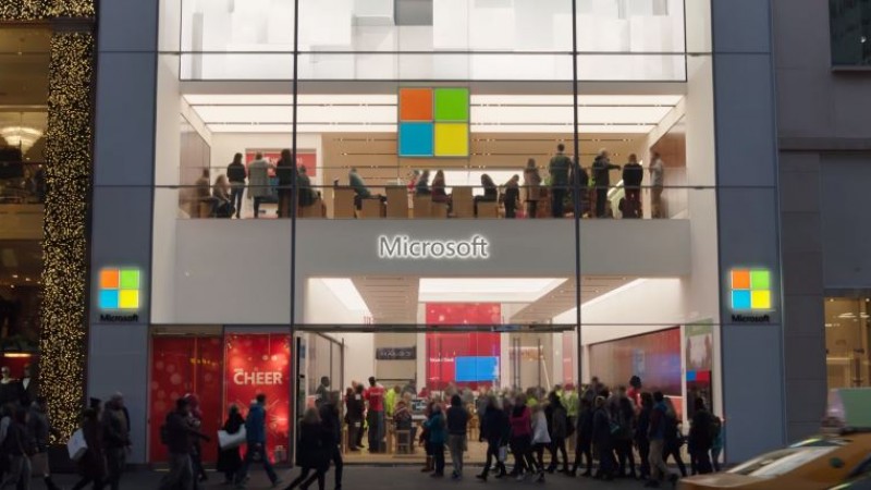 Microsoft isi colinda rivalul
