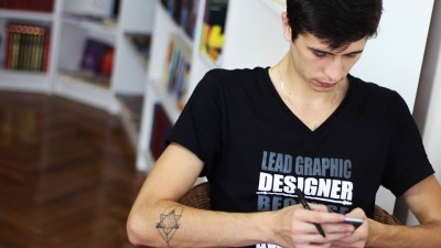 Alex Trofim, graphic designer: Procedura mea de a realiza un logo consta in 70% desene/schite si integrari de elemente, iar restul vectorizare si finisare pe digital