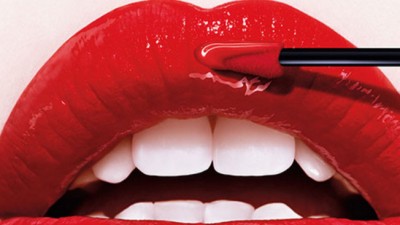 S-a dat verdictul. Sarutul e nevinovat si-si lanseaza autobiografia: "Cartea Saruturilor", impreuna cu L'Oreal Paris si Iv cel Naiv