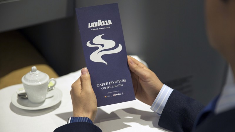 Nou parteneriat intre Lavazza si Alitalia. Gustul unic al cafelei italiene adevarate ajunge la bordul zborurilor si in zonele de lounge Alitalia