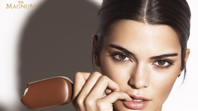 Supermodelul Kendall Jenner intr-o sedinta foto extraordinara pentru lansarea noii game de inghetata Magnum Double