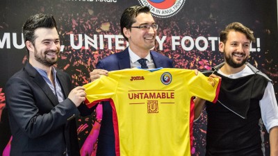 Primele tricouri cantatoare din istoria fotbalului, un concept dezvoltat de creativii de la Heraldist & Wondermarks pentru UNTOLD si Federatia Romana de Fotbal