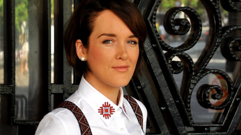 Alice Botnarenco: Tinuta in mediul de afaceri nu este una foarte complexa sau creativa, iar prin intermediul ALISIA ENCO imi doresc sa contribui la iesirea din era deux-pieces-ului negru sau gri