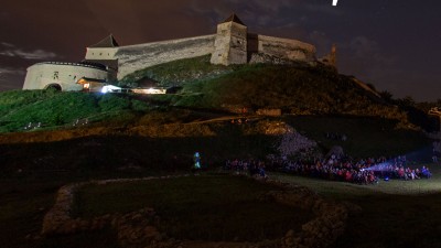 Golin si MullenLowe au (r)evolutionat comunicarea Festivalului de Film Rasnov 2016. Cetatea Rasnov, prima citadela din Romania listata pe Airbnb