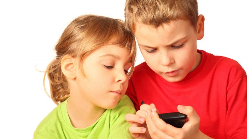 Copiii, reclamele si tehnologia. Studiu Bold by Lowe Group: Copiii din Romania petrec peste 5 ore pe zi pe retelele sociale